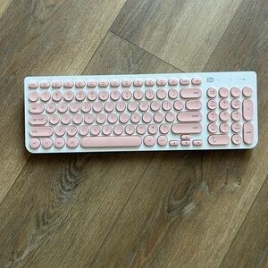 Pink Round-Key Wireless Keyboard